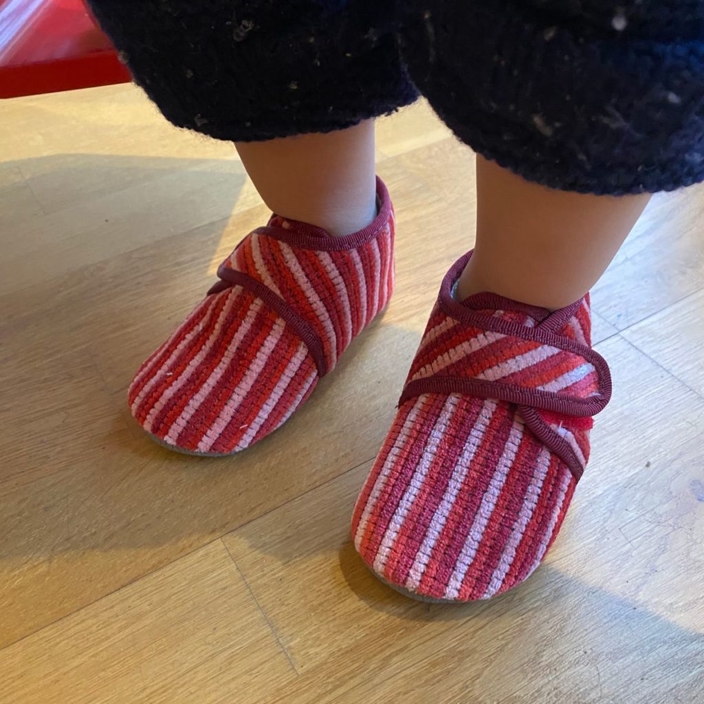 pololo-velcro-slippers-recy-tex-red-child-feet-1