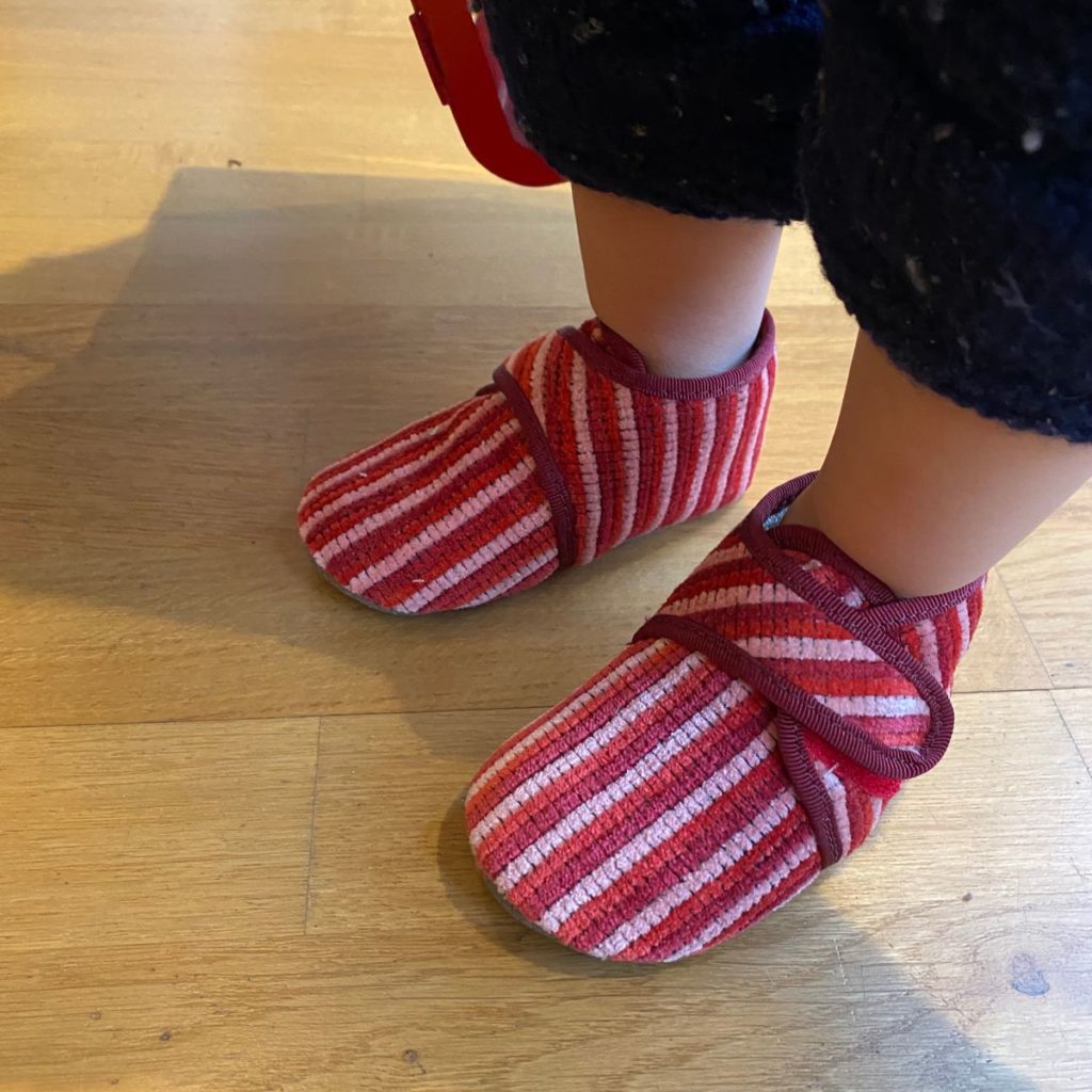 pololo-velcro-slippers-recy-tex-red-child-feet-2