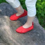 pololo-barefoot-ballerina-rot-seitlich-maedchen-fels
