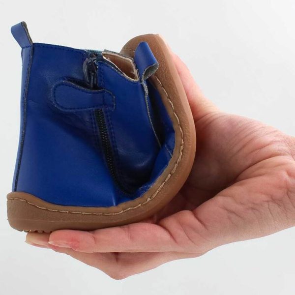 pololo-barefoot-children's shoe-leather-chelsea-blue-hand